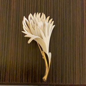 Vintage Monet Brooch White Enamel & Gold Tone Grass Wheat Flower Pin Jewelry